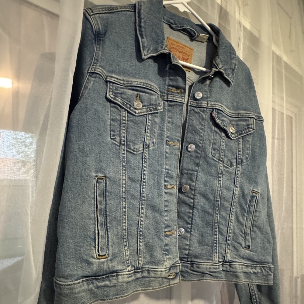 Levi’s Classic Light Wash Denim Jacket | Stretch Fit | Women’s XL